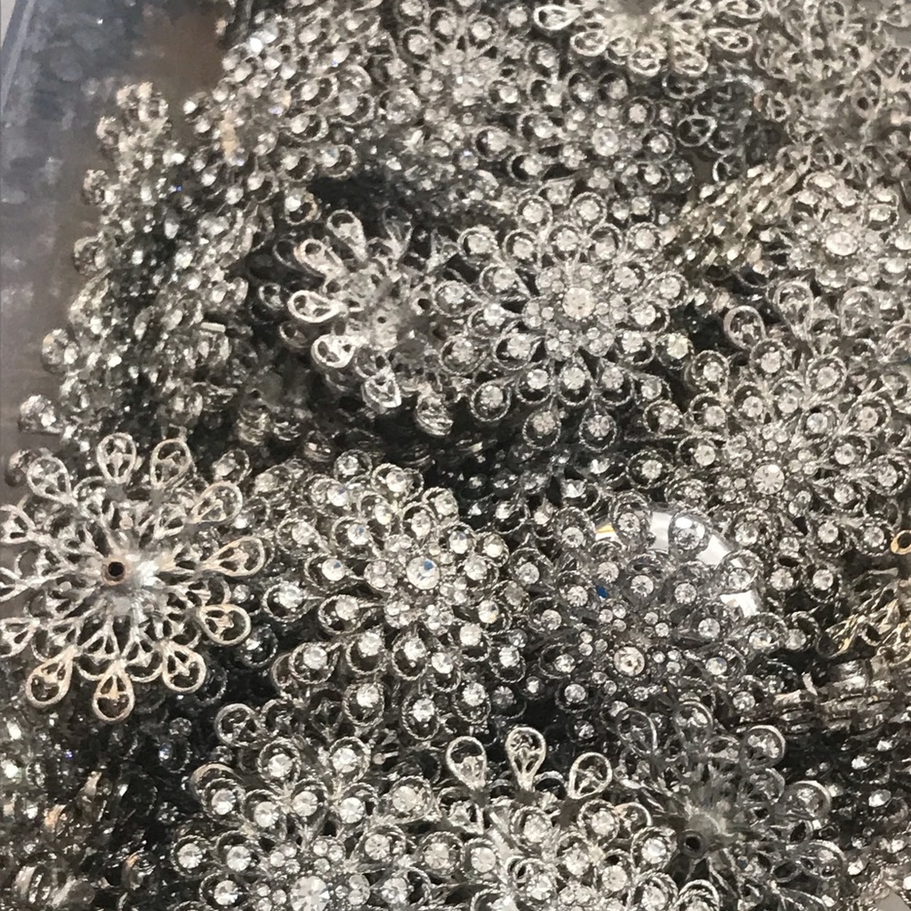 104 pieces Big flowers crystal broch in silver with rhinestone screw in the back